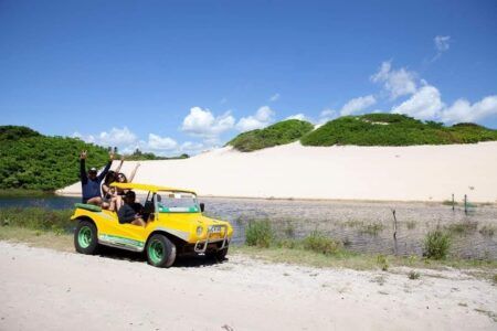 Família passeando em buggy ao lado do rio