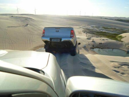 Carros descendo as dunas de Canoa Quebrada