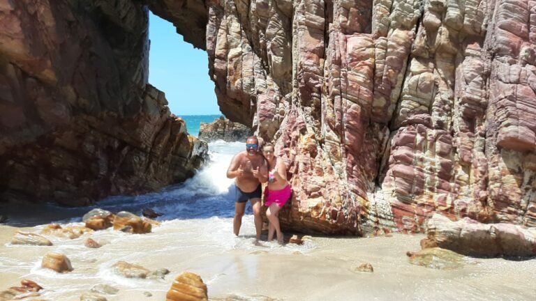 Duas pessoas na pedra furada de Jericoacoara