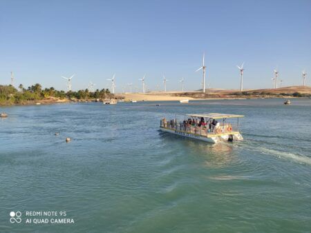 Catamarã atravessando o rio Mundaú