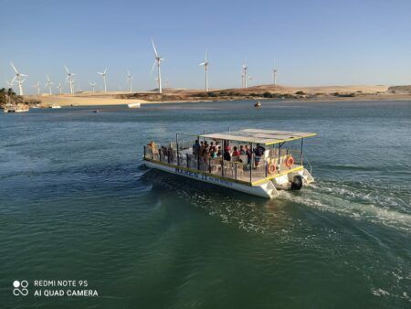 Catamarã atravessando rio