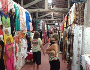 Corredor da feira de artesanato com belas roupas