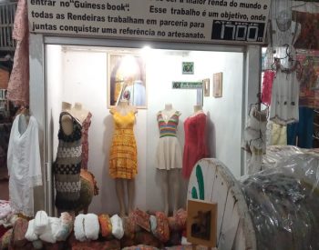 Roupas na feira de artesanato