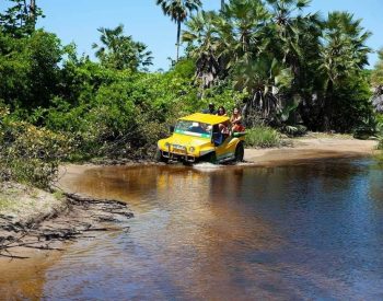 Buggy passando pela água num lago