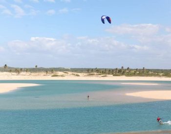 Praticantes de Kite Surf em rio