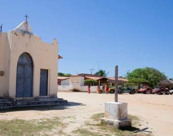 Igreja com buggys ao fundo