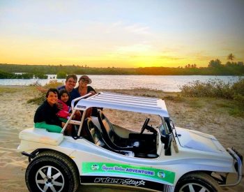 Família em um Buggy com lago de fundo