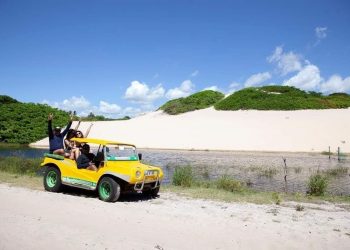 Família passeando em buggy ao lado do rio