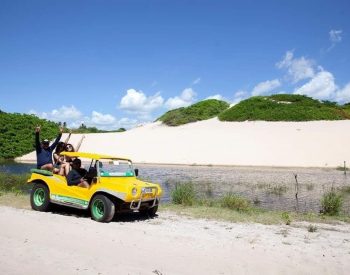 Família passeando em buggy ao lado do rio