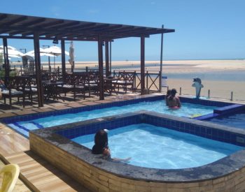 Pessoas tomando banho de piscina na barraca o lucivaldo