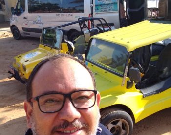 Selfie Dom praieiro com Van da praieiro atrás