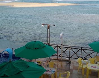 Barraca de praia com mar ao fundo