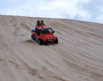 Buggy descendo uma duna em Canoa Quebrada