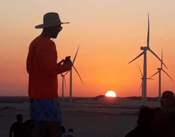 Turistas nas dunas de Canoa assistindo ao por do sol