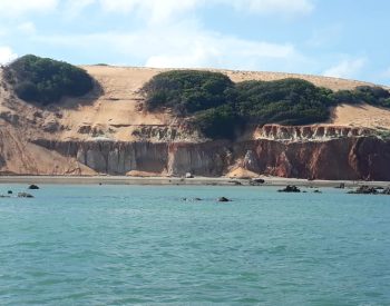 Praia com pedras e falésia