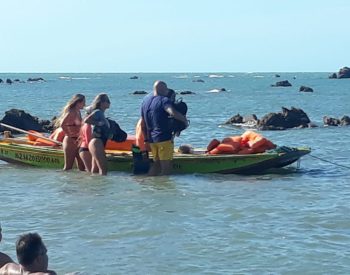 Pessoas embarcando num barco para passeio em Canoa