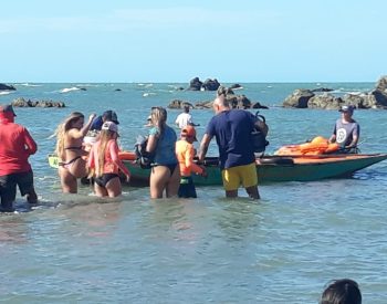 Pessoas indo para um passeio de barco