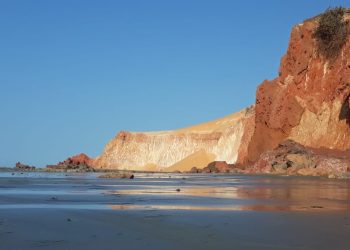 Praia de Canoa com Falésias