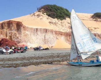 Jangadas na beira do mar e buggys também