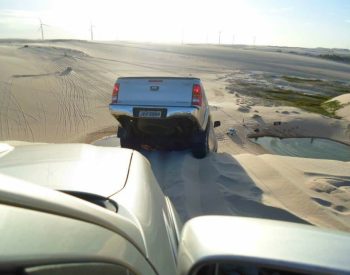 Carros descendo as dunas de Canoa Quebrada