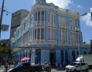 Rua com carros e construção antiga