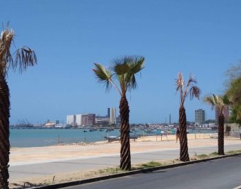 Beira Mar de Fortaleza com o porto de fundo