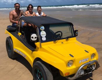 Família passeando em buggy na praia de Cumbuco