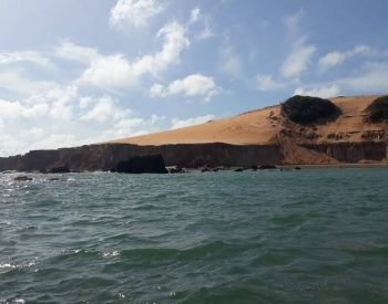 Mar e praia ao fundo