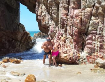 Duas pessoas na pedra furada de Jericoacoara