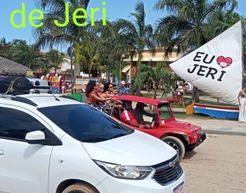 Carros, pessoas na Praça de Jericoacoara