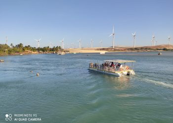 Catamarã atravessando o rio Mundaú