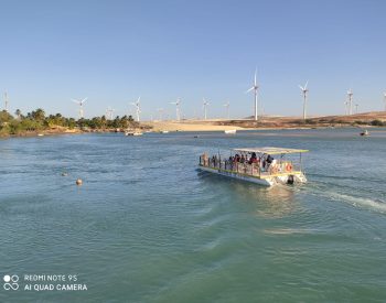Catamarã atravessando o rio Mundaú