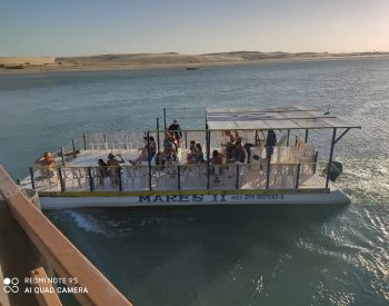 Pessoas dentro do catamarã em Mundaú