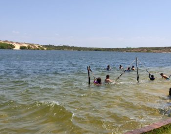 Pessoas tomando banho de lago