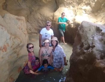 Família na gruta Mãe D'Água em Beberibe