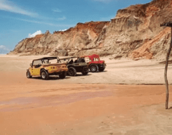 Buggys na praia com falésias atrás na Praia das Fontes