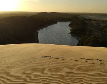 Duna e rio Mundaú de fundo