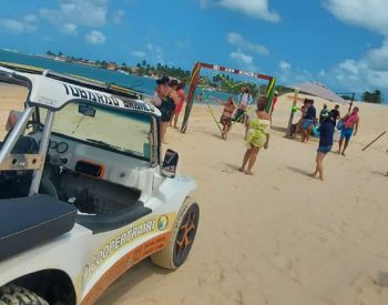 Buggy e pessoas na praia