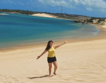 Mulher tirando foto na beira do rio