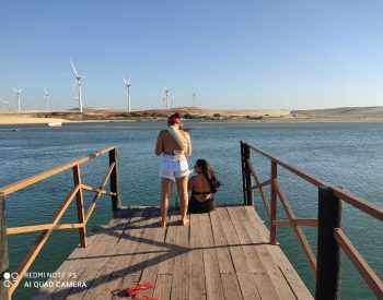 Duas mulheres em um pequeno pier no rio