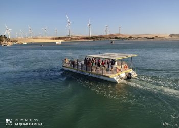 Catamarã atravessando rio