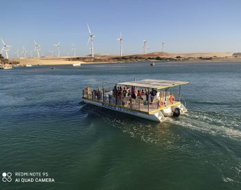 Catamarã atravessando rio