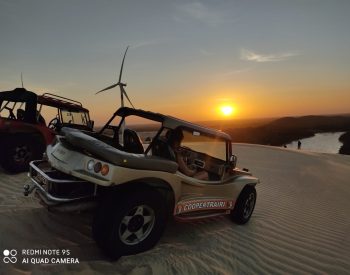 Dois buggys nas dunas de Mundaú e pôr do sol atrás