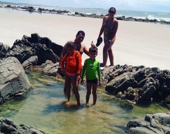 Família na praia da Prainha